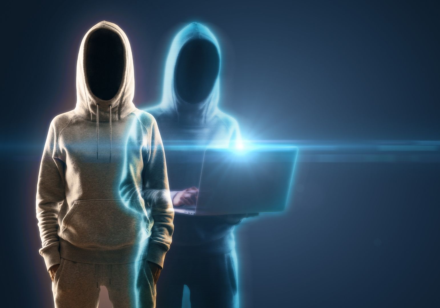 Zwei Hacker mit einem Laptop