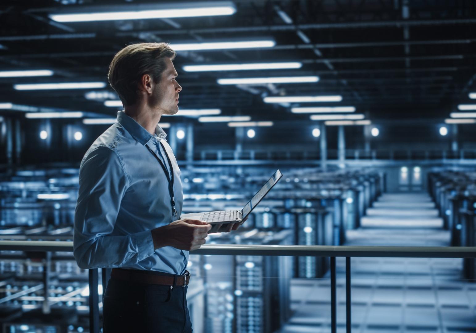 Techniker in einem Datenbank Serverraum