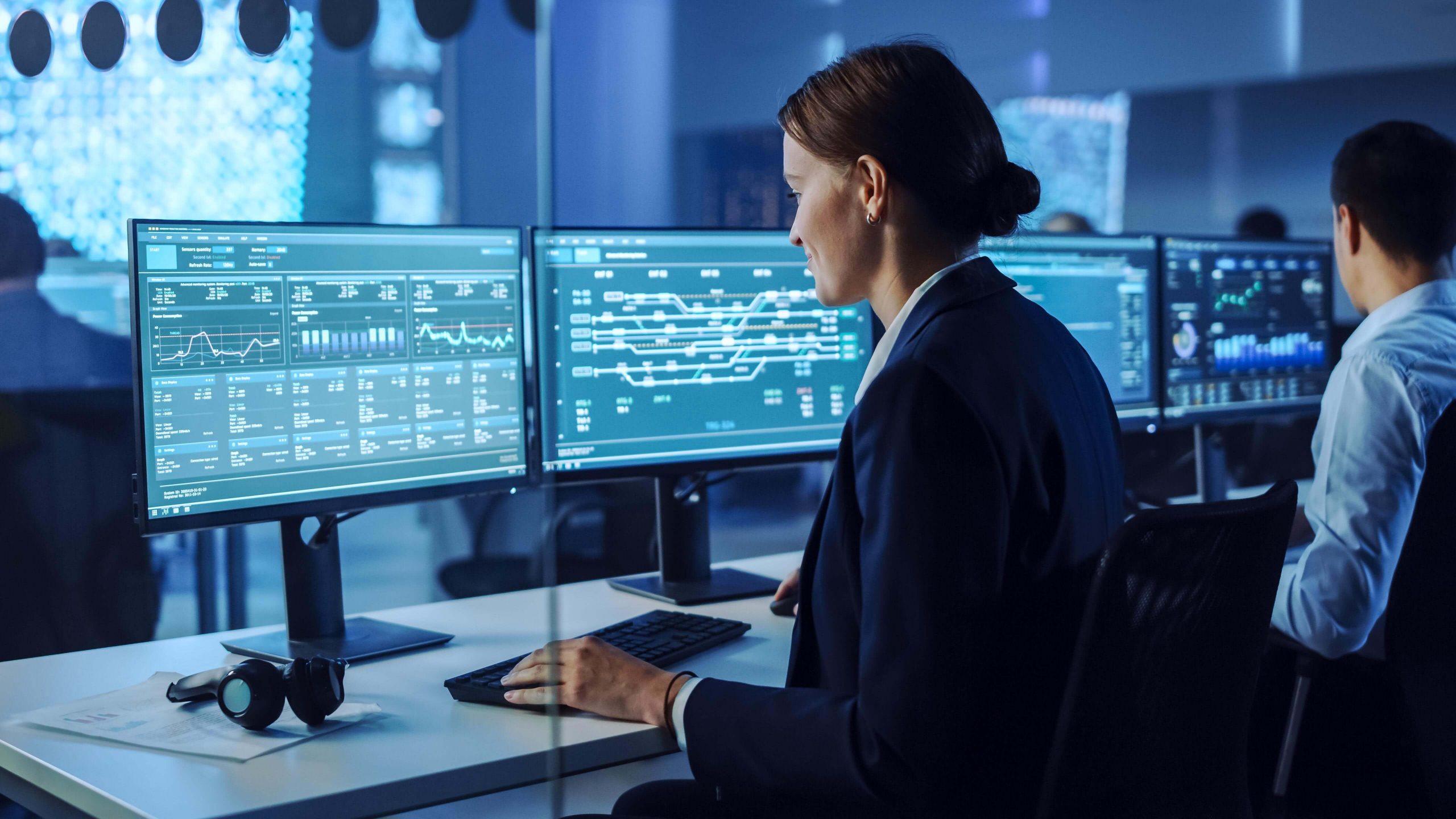 Frau prüft Daten auf dem Computer