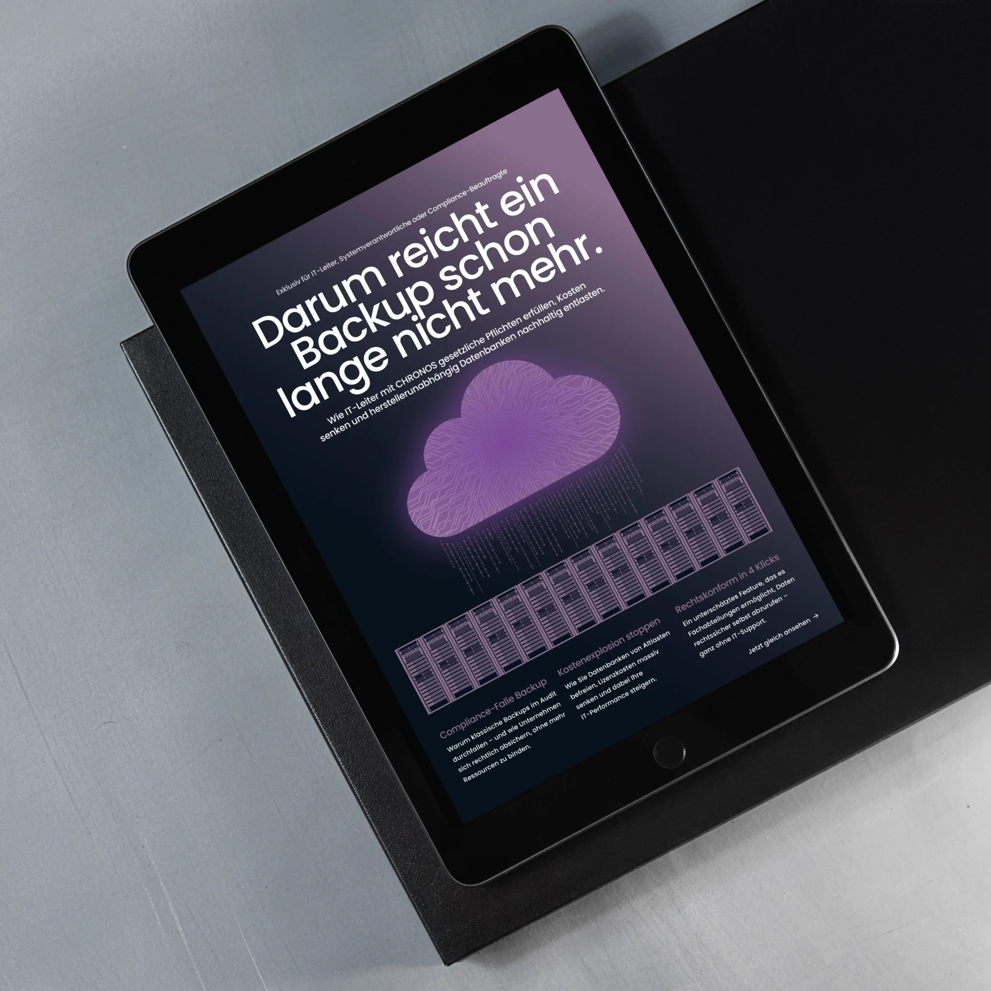 Whitepaper zur rechtskonformen Archivierung wird auf einem Tablet angezeigt